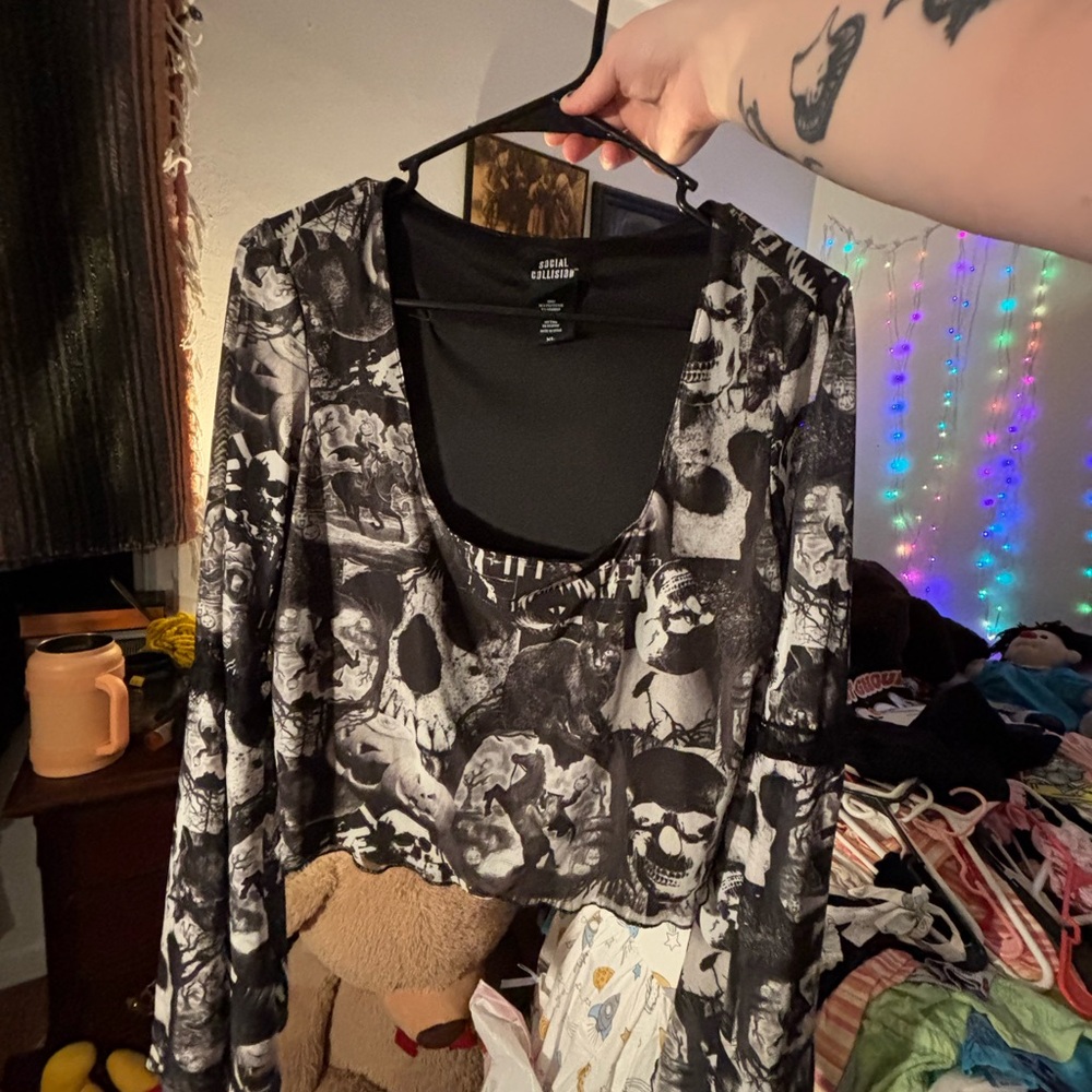 Black and White Skull Print Long Sleeve Top